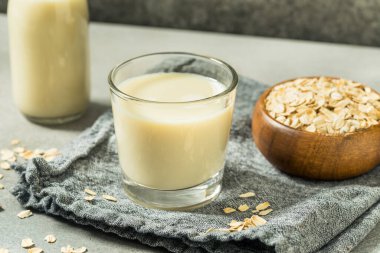 Sağlıklı Tatlı Alternatif Yulaf Sütü İçmek İçin Bir Bardakta