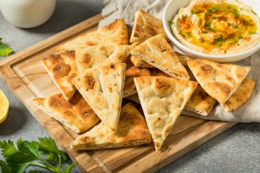Ev yapımı Pita Ekmek Cips ve Deniz Tuzu