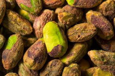 Çiğ Organik Soyulmuş Yeşil Fıstıklar Bir kasede