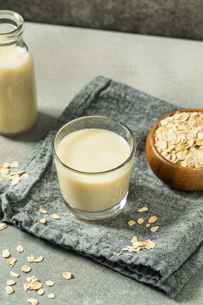 Здоровое овсяное молоко в стакане для питья