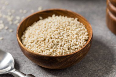 Organik Kuru Beyaz Susam Tohumları Bir kâsede