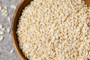 Organik Kuru Beyaz Susam Tohumları Bir kâsede