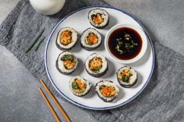 Havuçlu ve ıspanaklı sağlıklı Kore tofu kimbap rulosu.