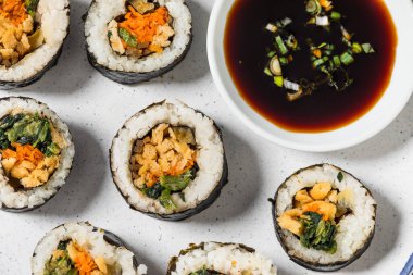 Havuçlu ve ıspanaklı sağlıklı Kore tofu kimbap rulosu.