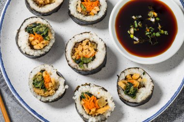 Havuçlu ve ıspanaklı sağlıklı Kore tofu kimbap rulosu.