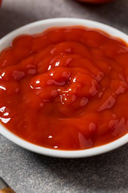 Kirmizi Organik Domates Ketçapi Batırma Kasesinde