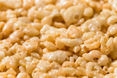 Ev yapımı pirinç gevreği, marşmelov ve tereyağlı.