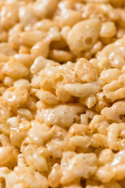 Ev yapımı pirinç gevreği, marşmelov ve tereyağlı.