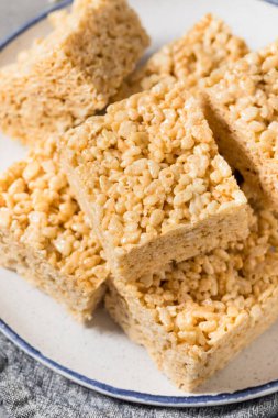 Ev yapımı pirinç gevreği, marşmelov ve tereyağlı.