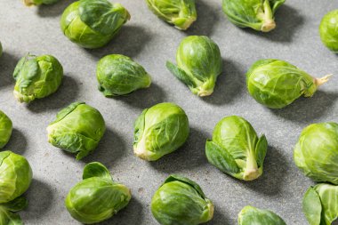 Bir demet organik Yeşil Çiğ Brüksel lahanası