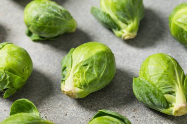 Bir demet organik Yeşil Çiğ Brüksel lahanası