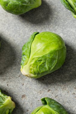 Bir demet organik Yeşil Çiğ Brüksel lahanası