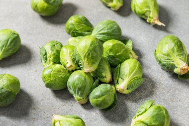 Bir demet organik Yeşil Çiğ Brüksel lahanası