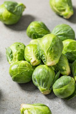 Bir demet organik Yeşil Çiğ Brüksel lahanası