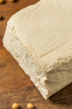 Çiğ organik beyaz Asya tofu ile pişirmeye hazır.