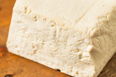 Çiğ organik beyaz Asya tofu ile pişirmeye hazır.