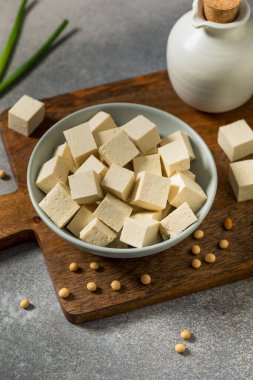 Çiğ organik beyaz Asya tofu ile pişirmeye hazır.