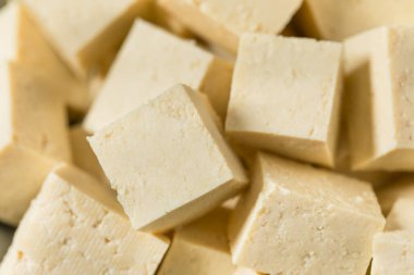 Çiğ organik beyaz Asya tofu ile pişirmeye hazır.