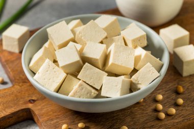 Çiğ organik beyaz Asya tofu ile pişirmeye hazır.
