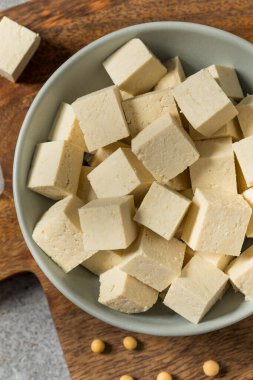 Çiğ organik beyaz Asya tofu ile pişirmeye hazır.