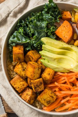 Quinoa ve Avokado ile Ev Yapımı Sağlıklı Tofu Buda Kasesi