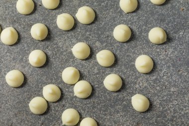 Kâse içinde organik beyaz çikolata parçaları.