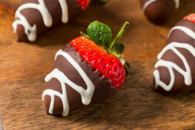 Sevgililer Günü için ev yapımı çikolatalı çilek.