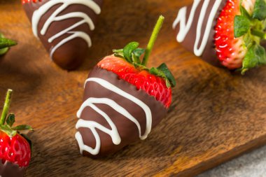 Sevgililer Günü için ev yapımı çikolatalı çilek.