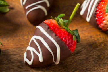 Sevgililer Günü için ev yapımı çikolatalı çilek.