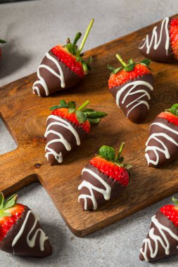 Sevgililer Günü için ev yapımı çikolatalı çilek.