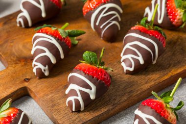 Sevgililer Günü için ev yapımı çikolatalı çilek.