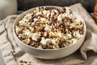 Ev yapımı çikolatalı patlamış mısır ve tuzlu kase.