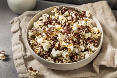 Ev yapımı çikolatalı patlamış mısır ve tuzlu kase.