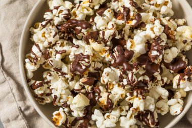 Ev yapımı çikolatalı patlamış mısır ve tuzlu kase.