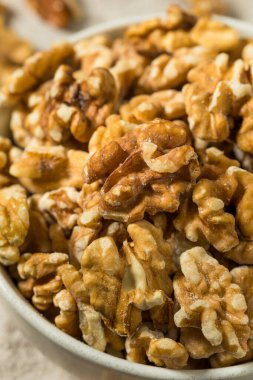 Bir kâse içinde organik çiğ ceviz.