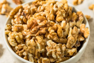 Bir kâse içinde organik çiğ ceviz.