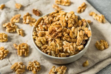 Bir kâse içinde organik çiğ ceviz.