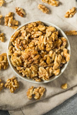 Bir kâse içinde organik çiğ ceviz.