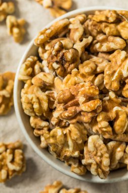 Bir kâse içinde organik çiğ ceviz.