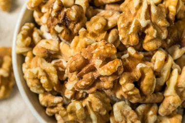 Bir kâse içinde organik çiğ ceviz.