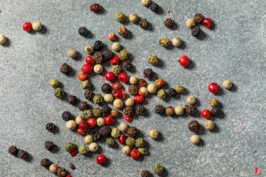 Kırmızı siyah ve beyaz karışımlı organik çiğ biber kasesi.