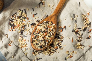 Kuru Asya yaban pirinci ile pişirmeye hazır.