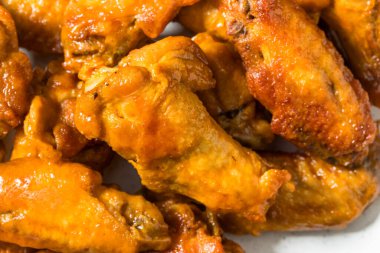 Ev yapımı Baharatlı Tavuk Kanatları ve Ranch Sressing.