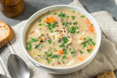 Ev yapımı tavuk ve havuçlu ve maydanozlu pirinç çorbası.