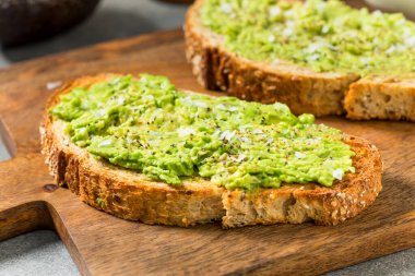 Tuz ve Biberle Kahvaltı İçin Sağlıklı Ev Yapımı Avokado Tostu