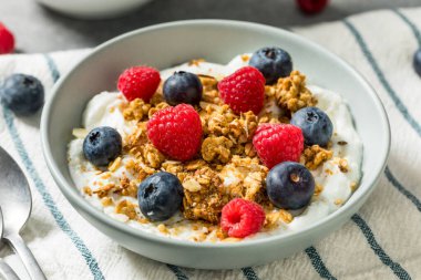 Meyveli Kahvaltı İçin Granola ile Ev Yapımı Tatlı Yunan Yoğurdu