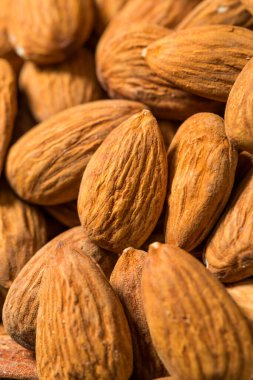 Organik Çiğ Tüm Kuru Bademler Bir Kasede