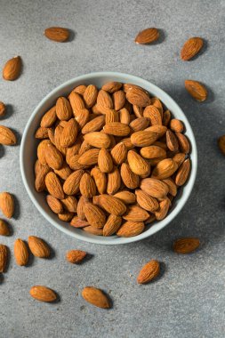 Organik Çiğ Tüm Kuru Bademler Bir Kasede