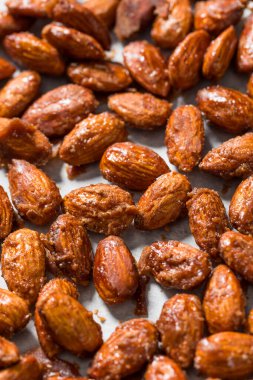 Ev yapımı karamelli tarçınlı badem yemeye hazır.