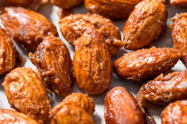 Ev yapımı karamelli tarçınlı badem yemeye hazır.